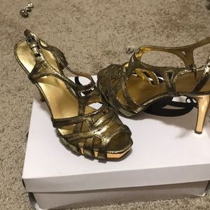 Size 8 Nine West gold heel